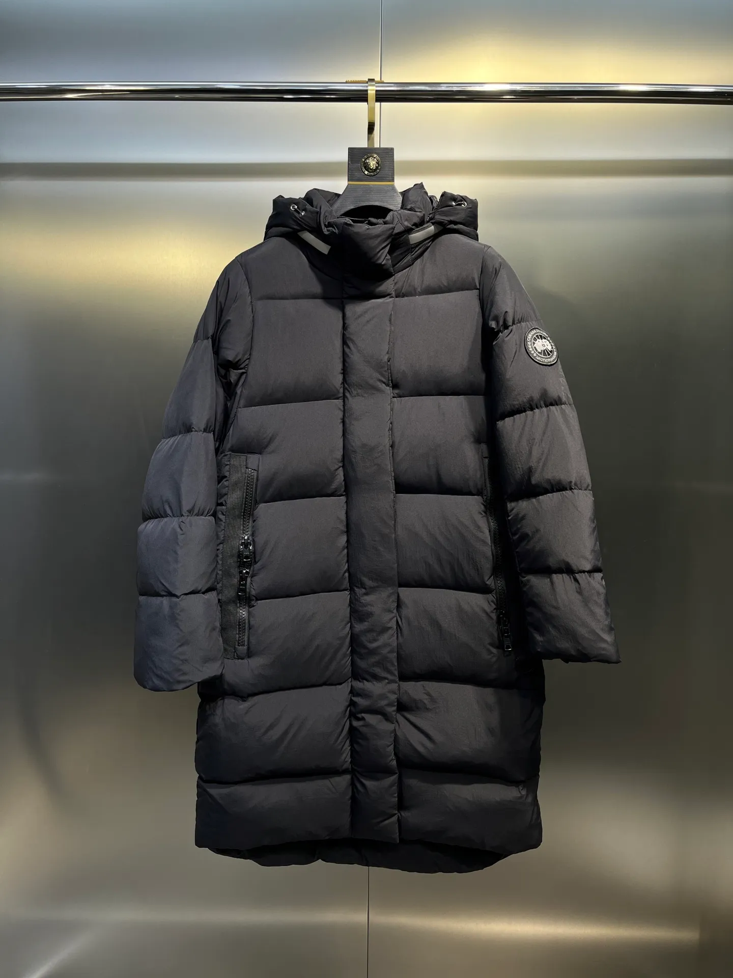 P1100 Canada Goose 🌟Canada Goose🇨🇦 Unisex down jacket, couple style, imported 90% duck down, collar is Canadian wild coyote hair, checkered double-layer inner liner with no velvet, thick velvet filling, level 5 cold protection, only one goose is needed to prevent freezing in winter, the stitching is perfect! I will buy another version this year, all accessories and materials will follow the original size: xs-xxl